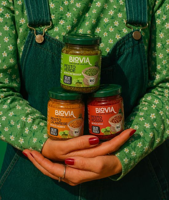 Drei BIOVIA Bio Pestosorten: Pesto Verde, Pesto Calabrese und Pesto Rosso