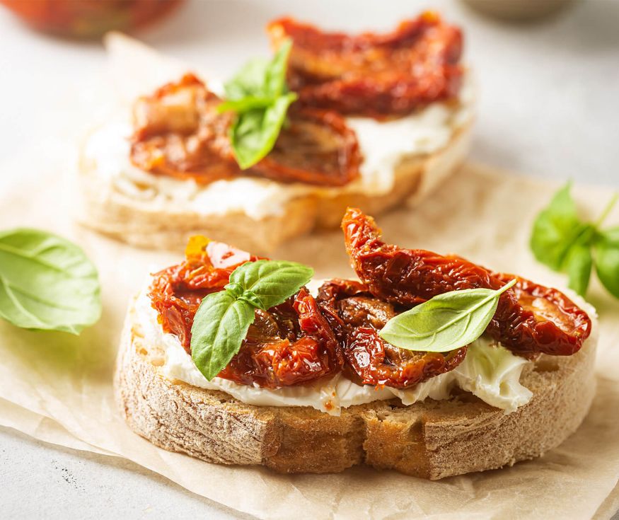 Biovia Rezept Crostini mit Frischkäse, getrockneten Tomaten und frischem Basilikum
