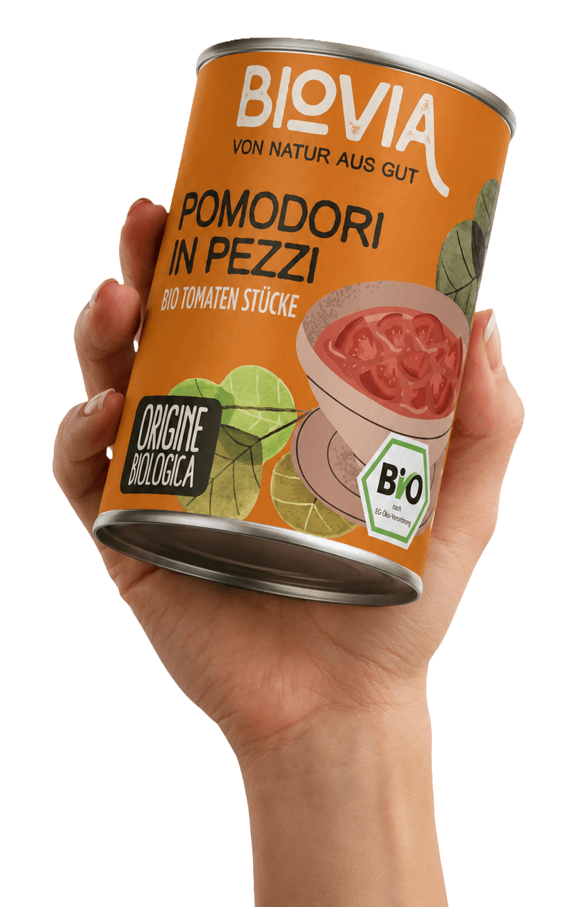 Hand hält eine Dose BIOVIA Bio Tomatenstücke