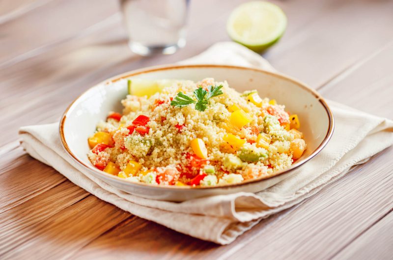 Biovia rezepte Couscous-Salat mit roten und gelben Paprikaschoten, Avocado und Limette