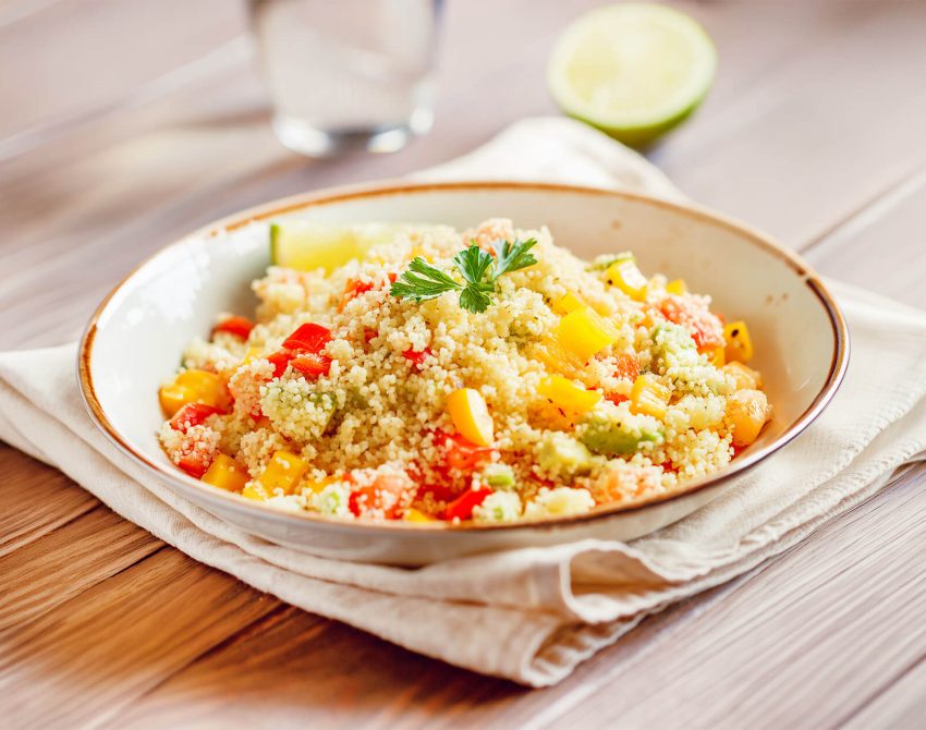 Biovia rezepte Couscous-Salat mit roten und gelben Paprikaschoten, Avocado und Limette