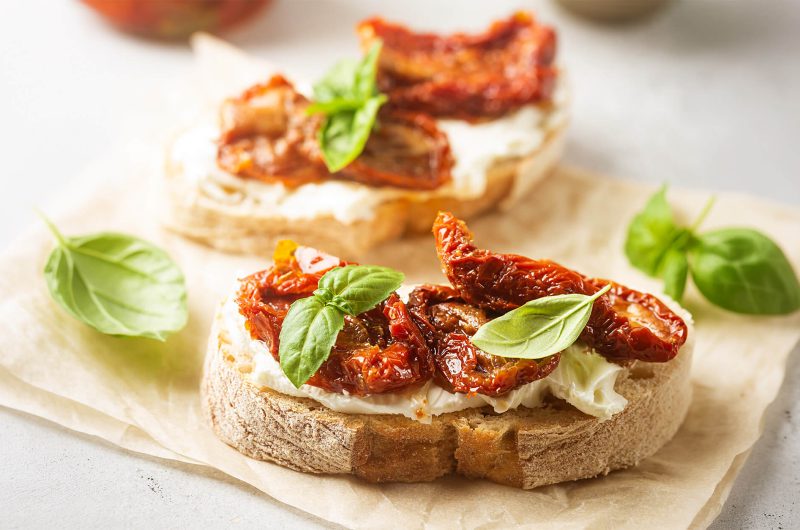 Biovia Rezept Crostini mit Frischkäse, getrockneten Tomaten und frischem Basilikum