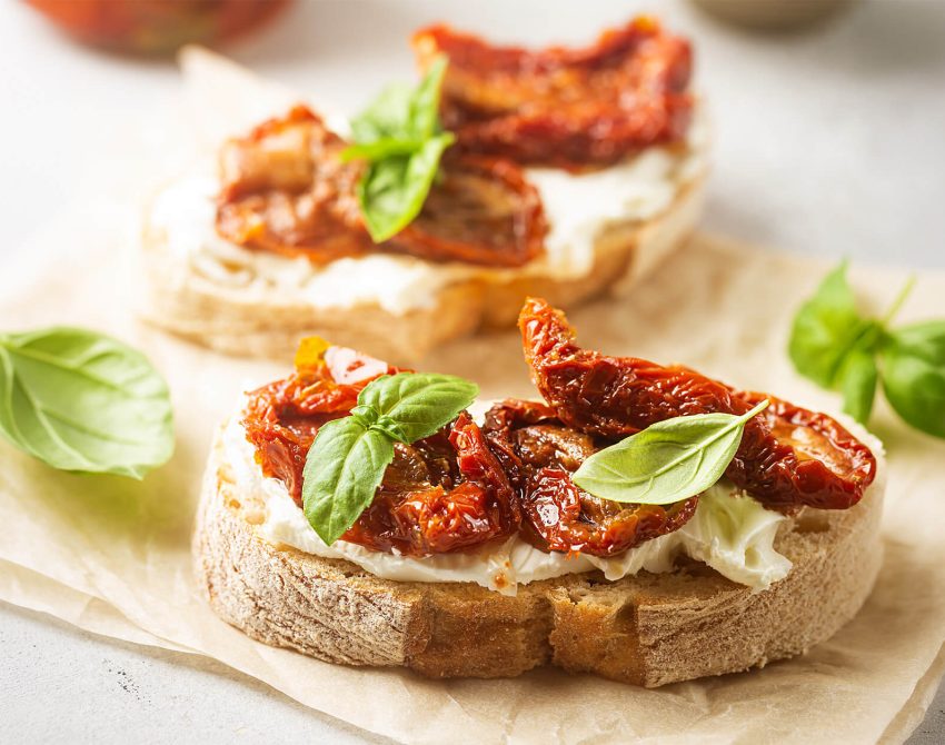 Biovia Rezept Crostini mit Frischkäse, getrockneten Tomaten und frischem Basilikum