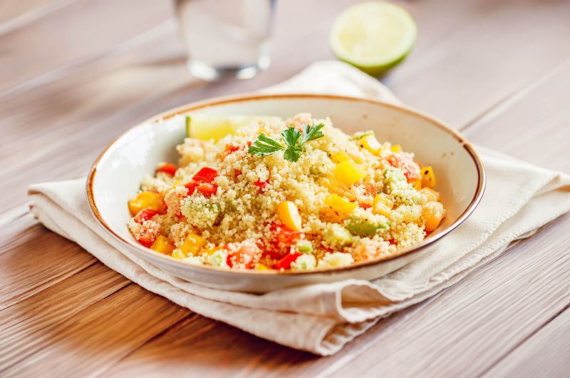 Biovia rezepte Couscous-Salat mit roten und gelben Paprikaschoten, Avocado und Limette