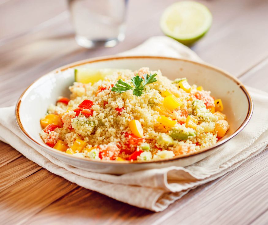 Biovia rezepte Couscous-Salat mit roten und gelben Paprikaschoten, Avocado und Limette